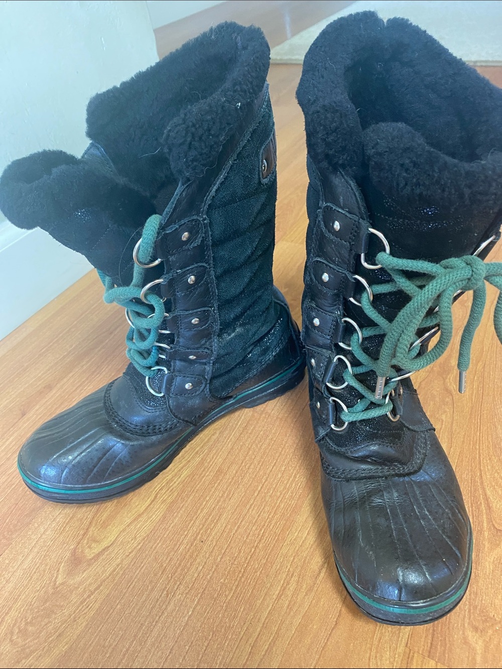 Sorel woman black ‘Tofino fur lined waterproof boots. Sizes 7.5